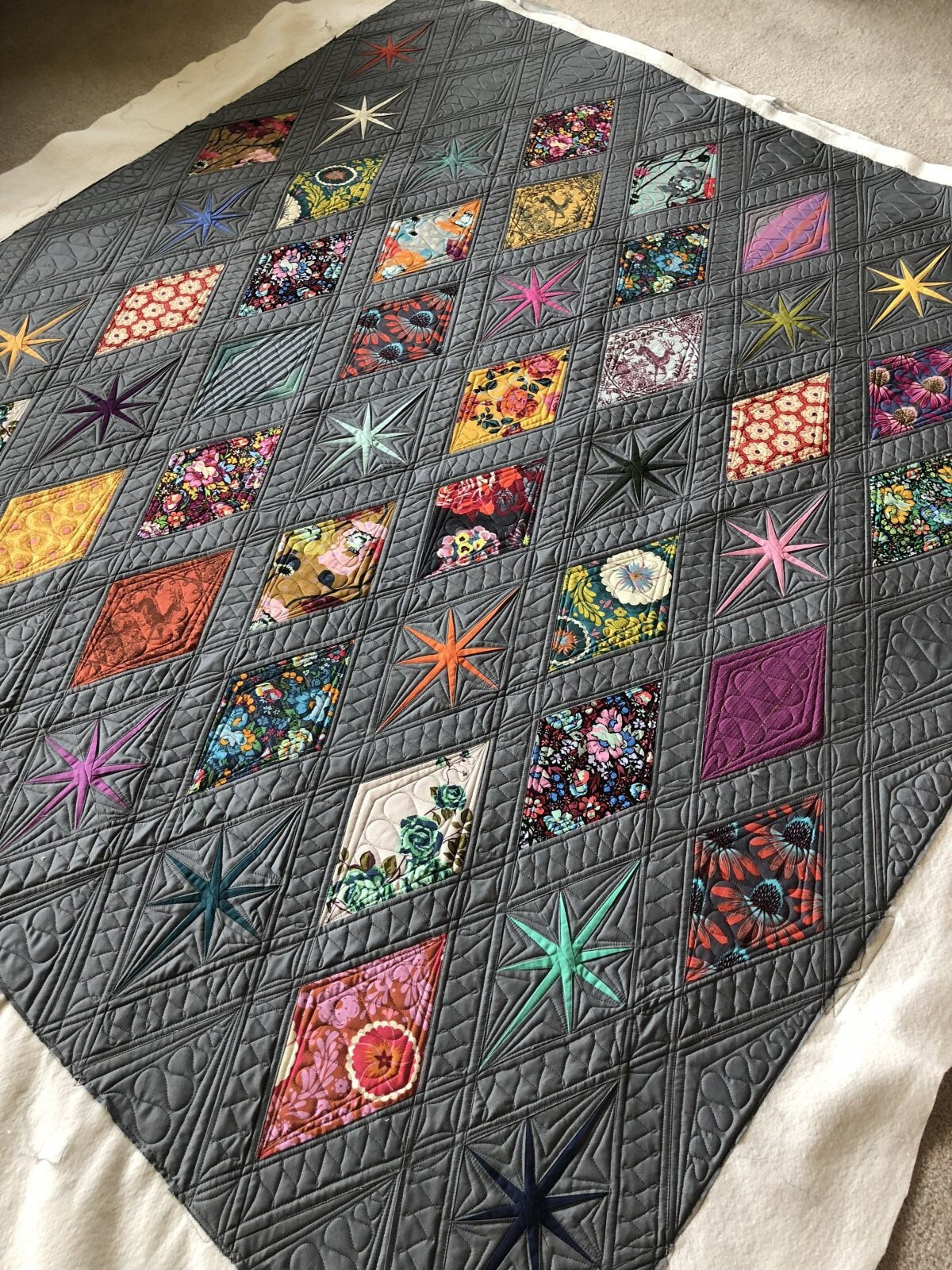 Violet Craft Atomic Starburst Quilt Pattern (Finished Size 66"x73")